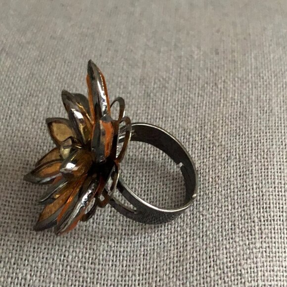 Vintage 1970's & 80's Gunmetal Gold Amber Flower Ring with Rhinestone Center - Picture 4 of 7